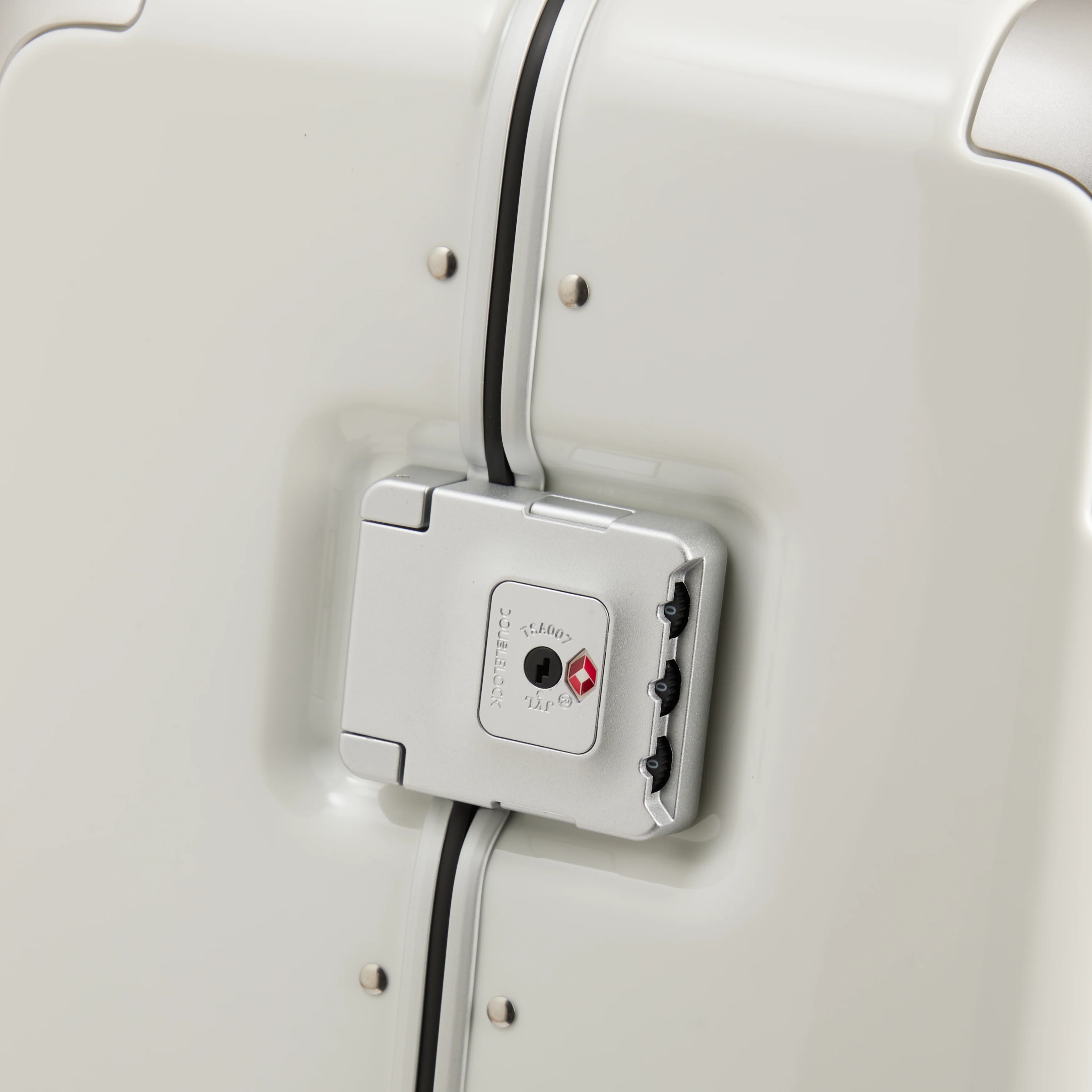 MEDIUM 4-WHEEL SUITCASE - Image 5
